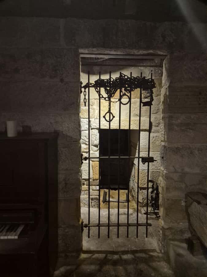 SYDNEY : Ghosts, Grog & The Rocks: Haunted Pubs &Cellar Tour - Starting at The Russell Hotel, then walking into the dark